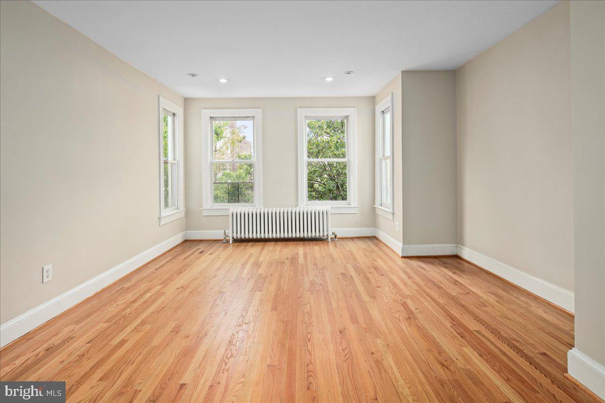 304 2ND ST SE, WASHINGTON, District Of Columbia 20003, 6 Bedrooms Bedrooms, ,4 BathroomsBathrooms,Residential,For sale,304 2ND ST SE,DCDC2209946 MLS # DCDC2209946