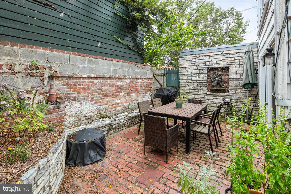 304 2ND ST SE, WASHINGTON, District Of Columbia 20003, 6 Bedrooms Bedrooms, ,4 BathroomsBathrooms,Residential,For sale,304 2ND ST SE,DCDC2209946 MLS # DCDC2209946