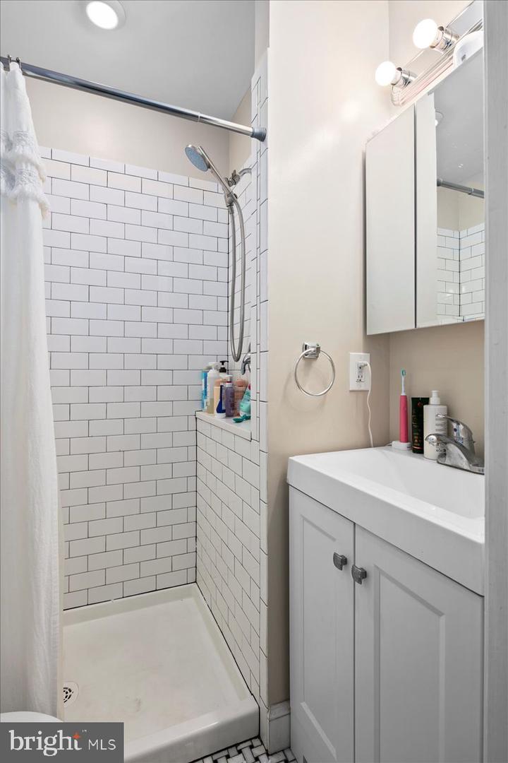 304 2ND ST SE, WASHINGTON, District Of Columbia 20003, 6 Bedrooms Bedrooms, ,4 BathroomsBathrooms,Residential,For sale,304 2ND ST SE,DCDC2209946 MLS # DCDC2209946