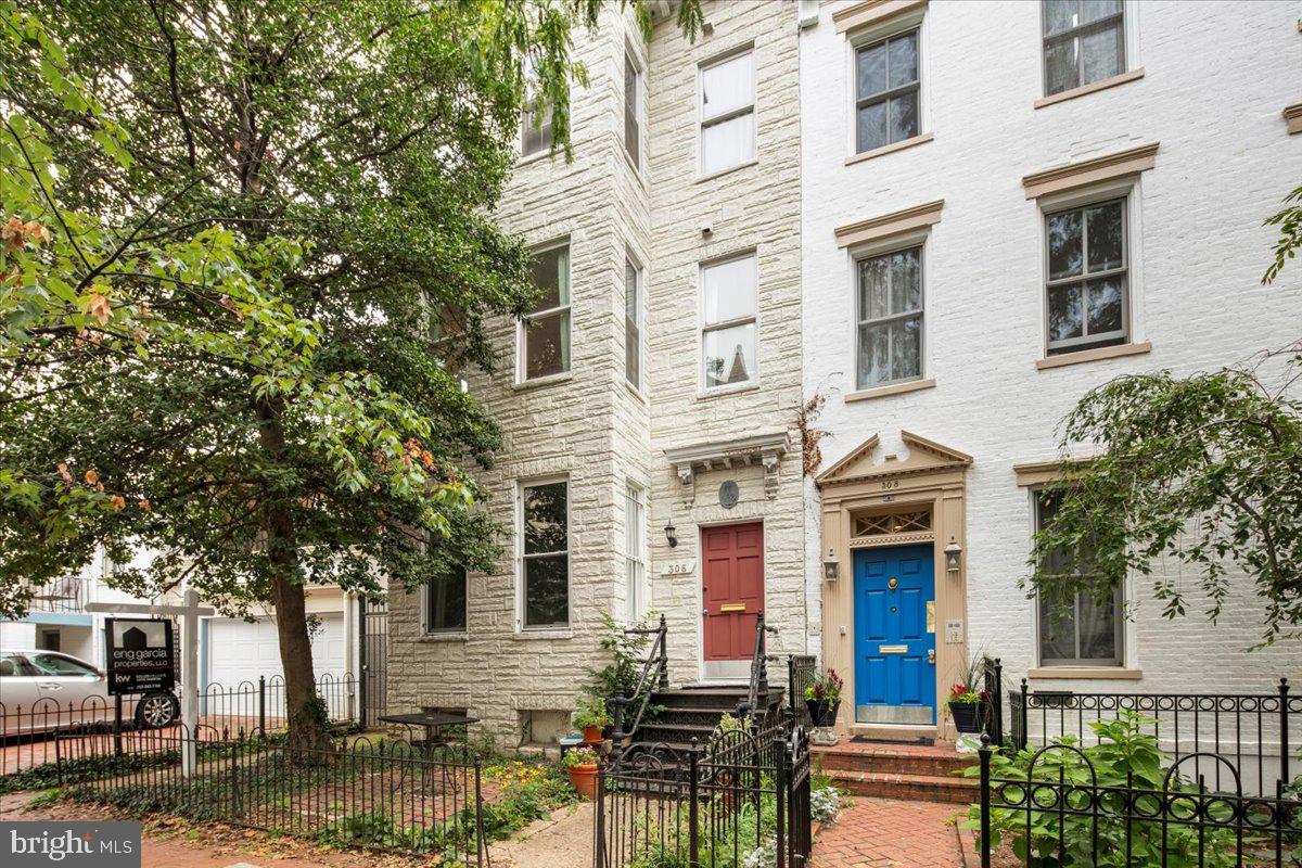 304 2ND ST SE, WASHINGTON, District Of Columbia 20003, 6 Bedrooms Bedrooms, ,4 BathroomsBathrooms,Residential,For sale,304 2ND ST SE,DCDC2209946 MLS # DCDC2209946