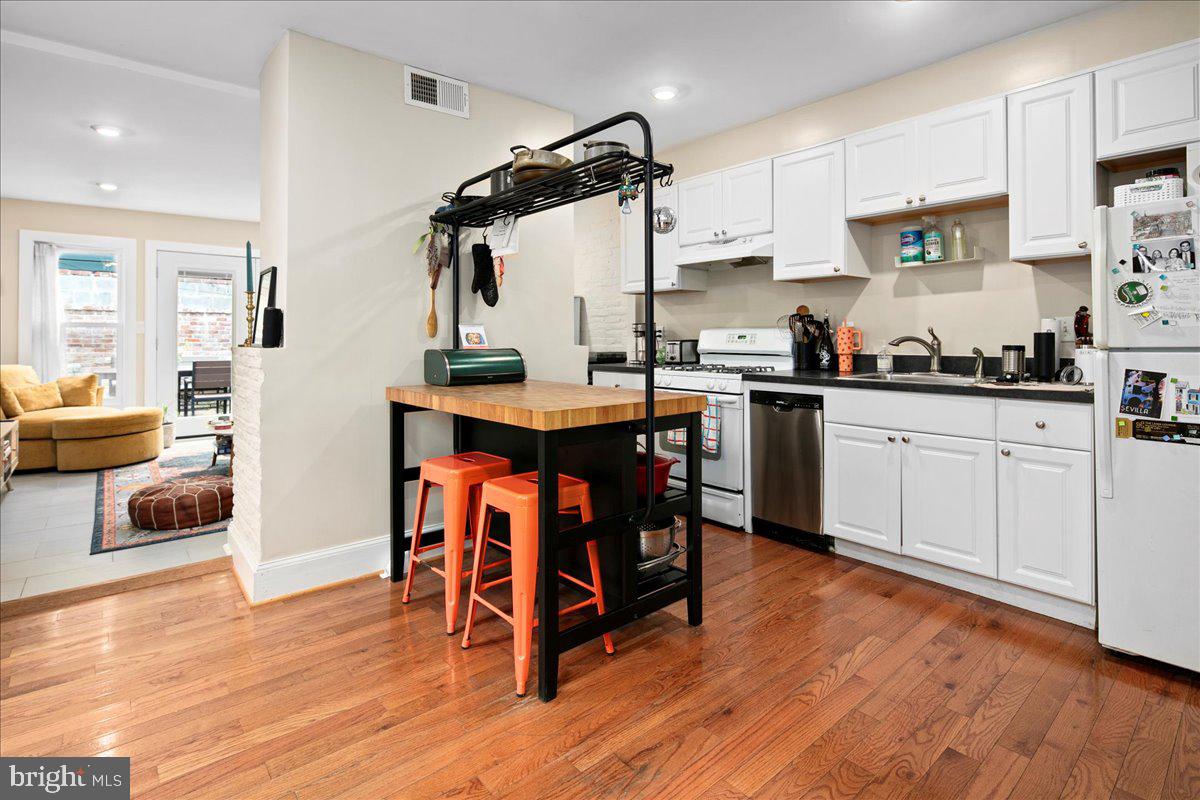 304 2ND ST SE, WASHINGTON, District Of Columbia 20003, 6 Bedrooms Bedrooms, ,4 BathroomsBathrooms,Residential,For sale,304 2ND ST SE,DCDC2209946 MLS # DCDC2209946