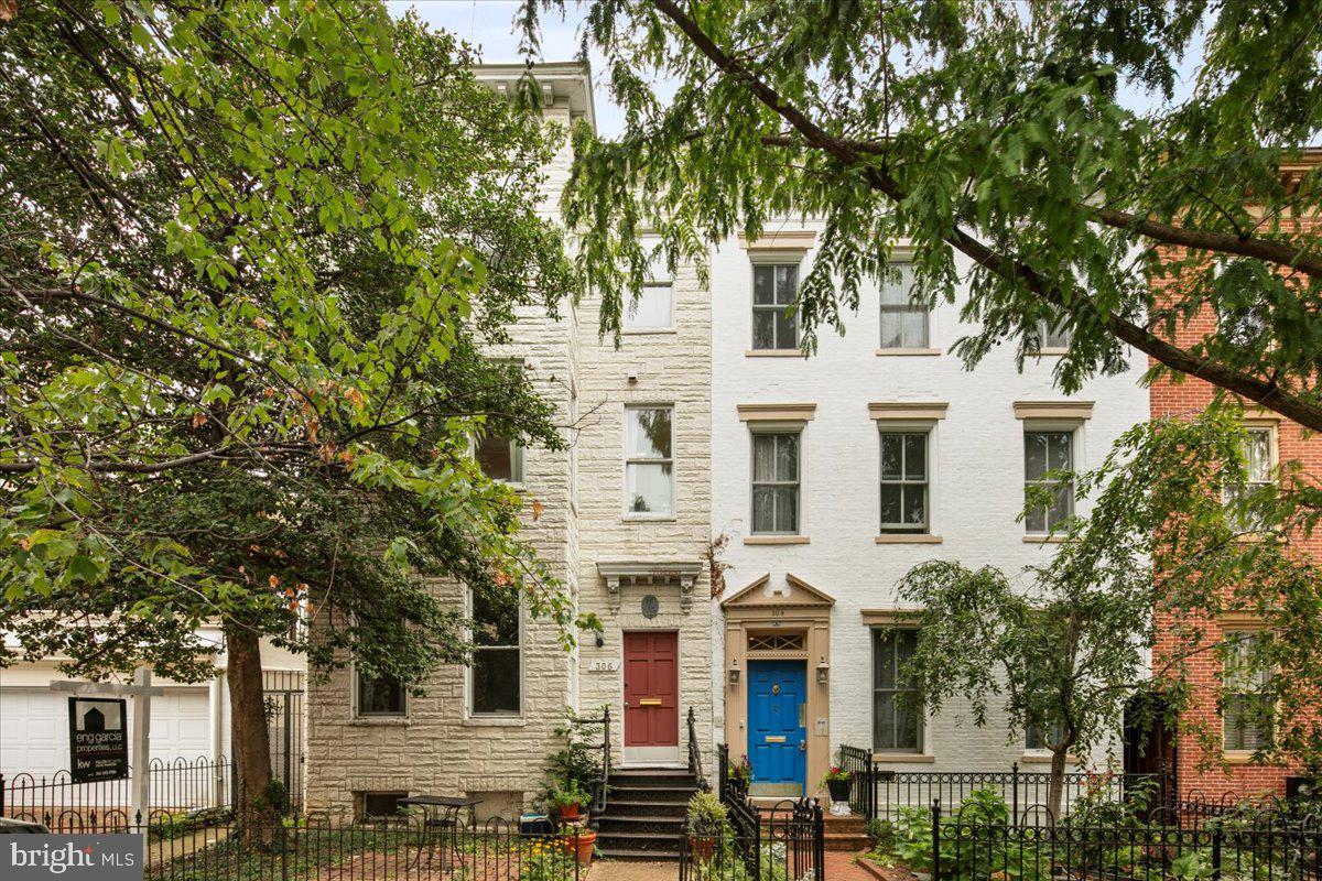 304 2ND ST SE, WASHINGTON, District Of Columbia 20003, 6 Bedrooms Bedrooms, ,4 BathroomsBathrooms,Residential,For sale,304 2ND ST SE,DCDC2209946 MLS # DCDC2209946