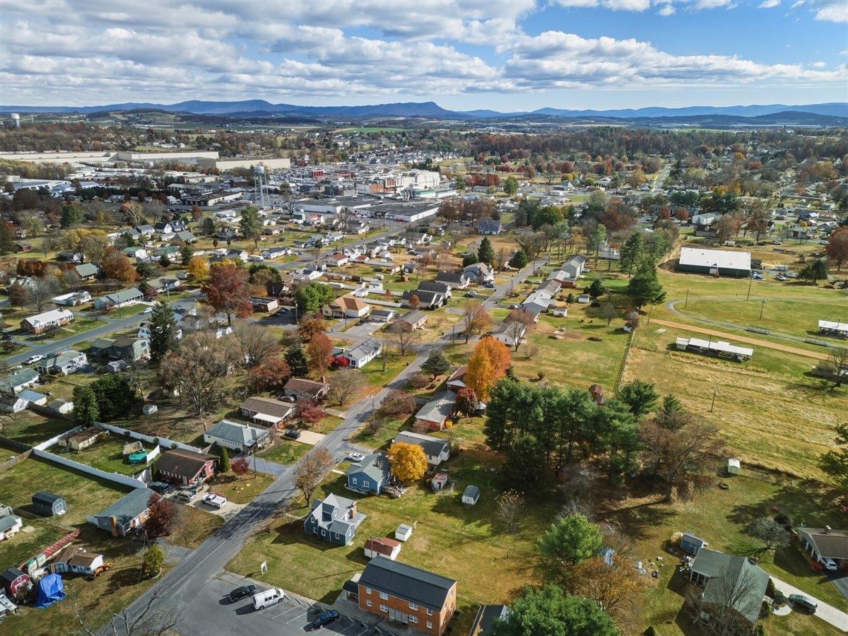 410 BRUCE ST, BRIDGEWATER, Virginia 22812, 3 Bedrooms Bedrooms, ,1 BathroomBathrooms,Residential,410 BRUCE ST,670989 MLS # 670989