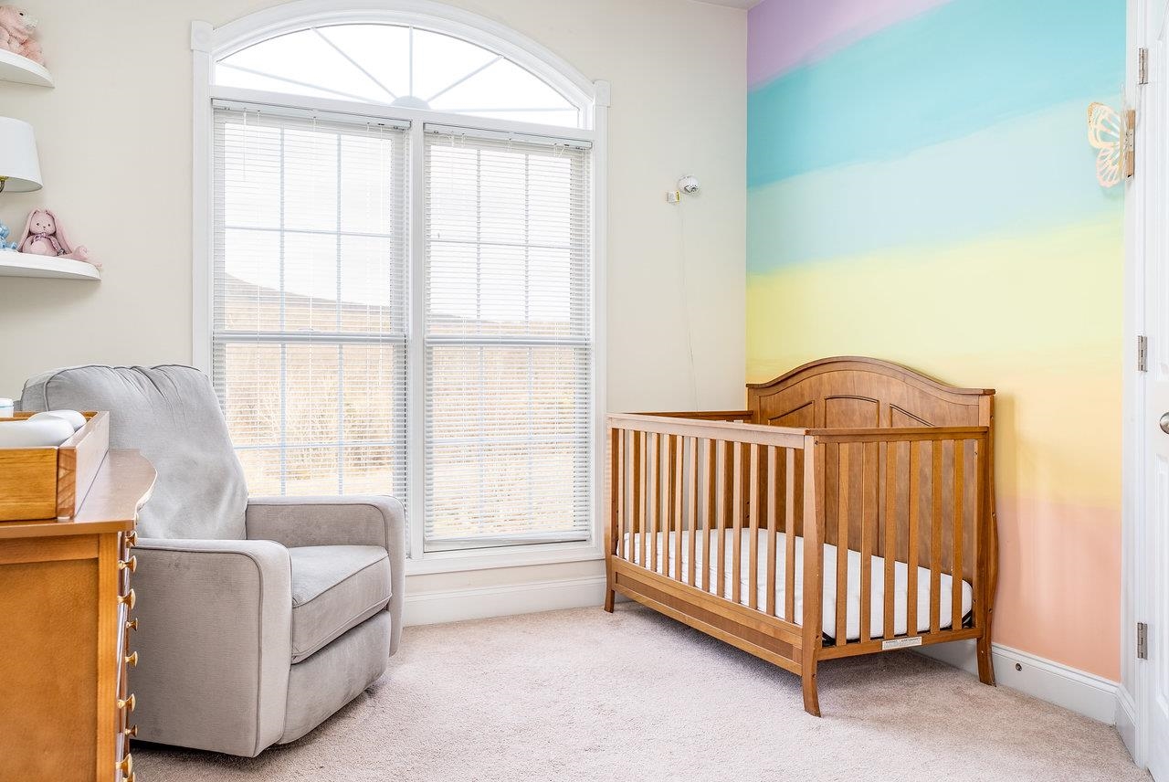 Features: Comfortable carpeted floors and a ceiling fan for added comfort and airflow.