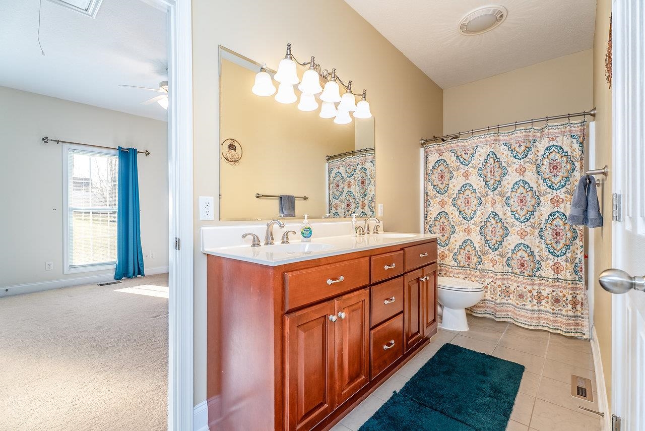 Features: Double sinks, elegant tile floors, and a versatile tub/shower combination.