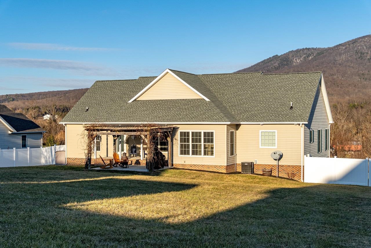 6250 DOTTS LN, PENN LAIRD, Virginia 22846, 4 Bedrooms Bedrooms, ,3 BathroomsBathrooms,Residential,THE MOUNTAIN VIEW RESIDENCE,6250 DOTTS LN,671874 MLS # 671874