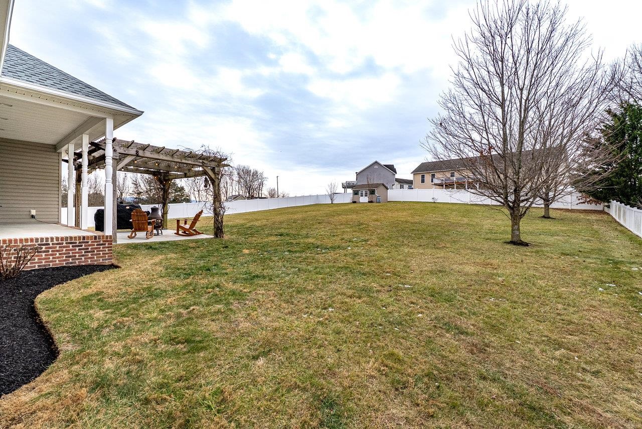 Features: Spacious fenced backyard, ideal for outdoor entertaining, gardening, or a safe play area for kids and pets.