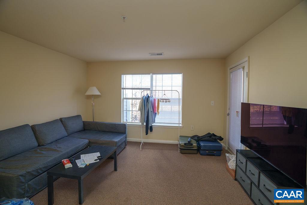 175 YELLOWSTONE DR #304, CHARLOTTESVILLE, Virginia 22903, 1 Bedroom Bedrooms, ,1 BathroomBathrooms,Residential,For sale,175 YELLOWSTONE DR #304,671875 MLS # 671875