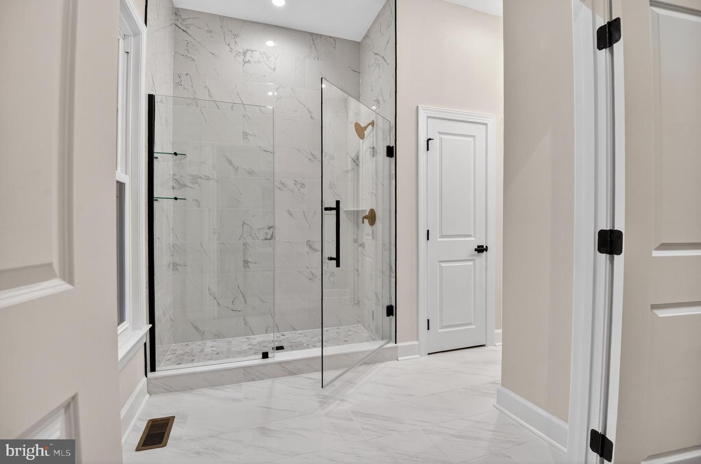 11600 BLUE RIDGE LN, GREAT FALLS, Virginia 22066, 4 Bedrooms Bedrooms, ,4 BathroomsBathrooms,Residential,For sale,11600 BLUE RIDGE LN,VAFX2282782 MLS # VAFX2282782