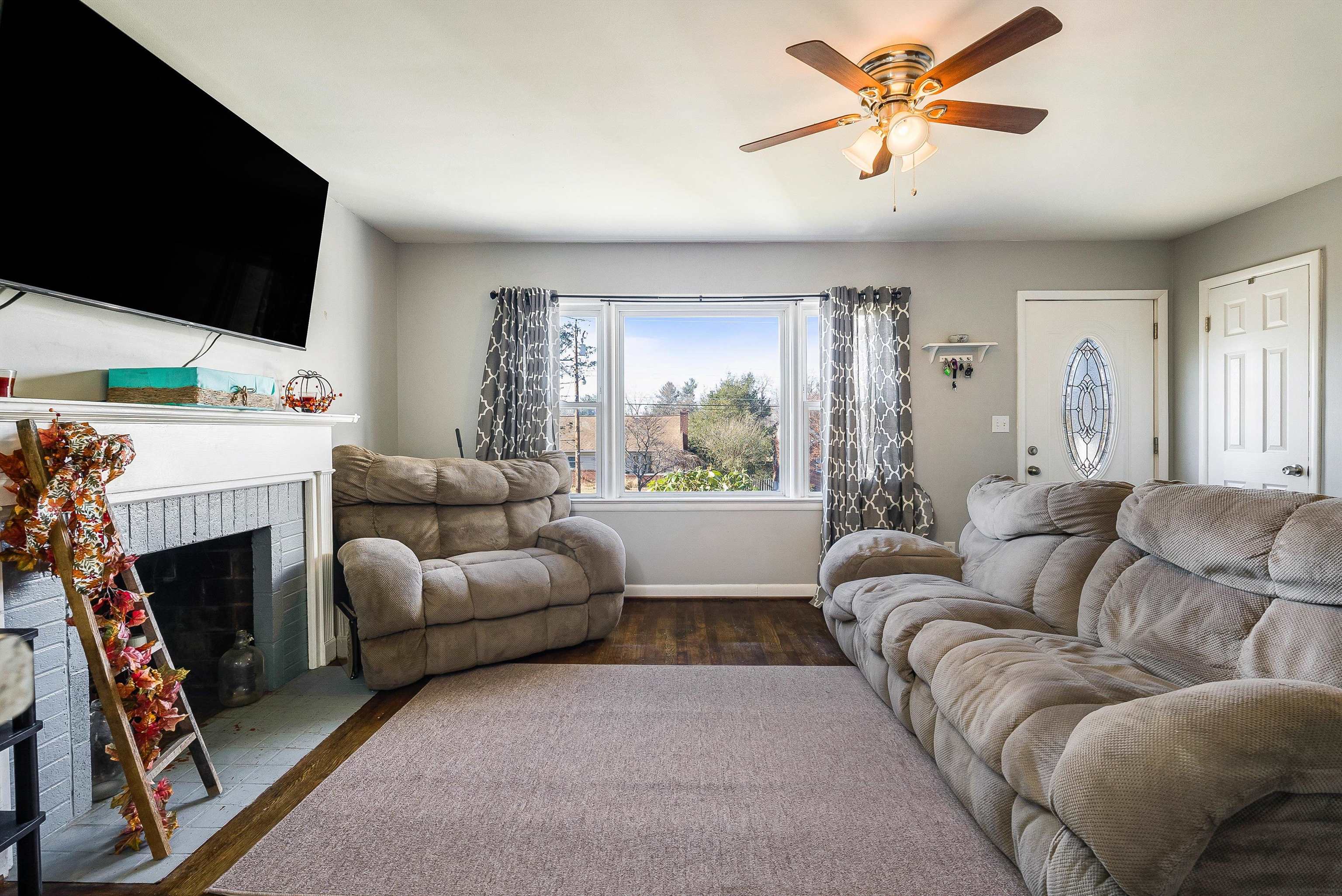 812 FLORENCE AVE, WAYNESBORO, Virginia 22980, 3 Bedrooms Bedrooms, ,1 BathroomBathrooms,Residential,812 FLORENCE AVE,671914 MLS # 671914 812 FLORENCE AVE, WAYNESBORO, Virginia 22980, 3 Bedrooms Bedrooms, ,1 BathroomBathrooms,Residential,812 FLORENCE AVE,671914 MLS # 671914