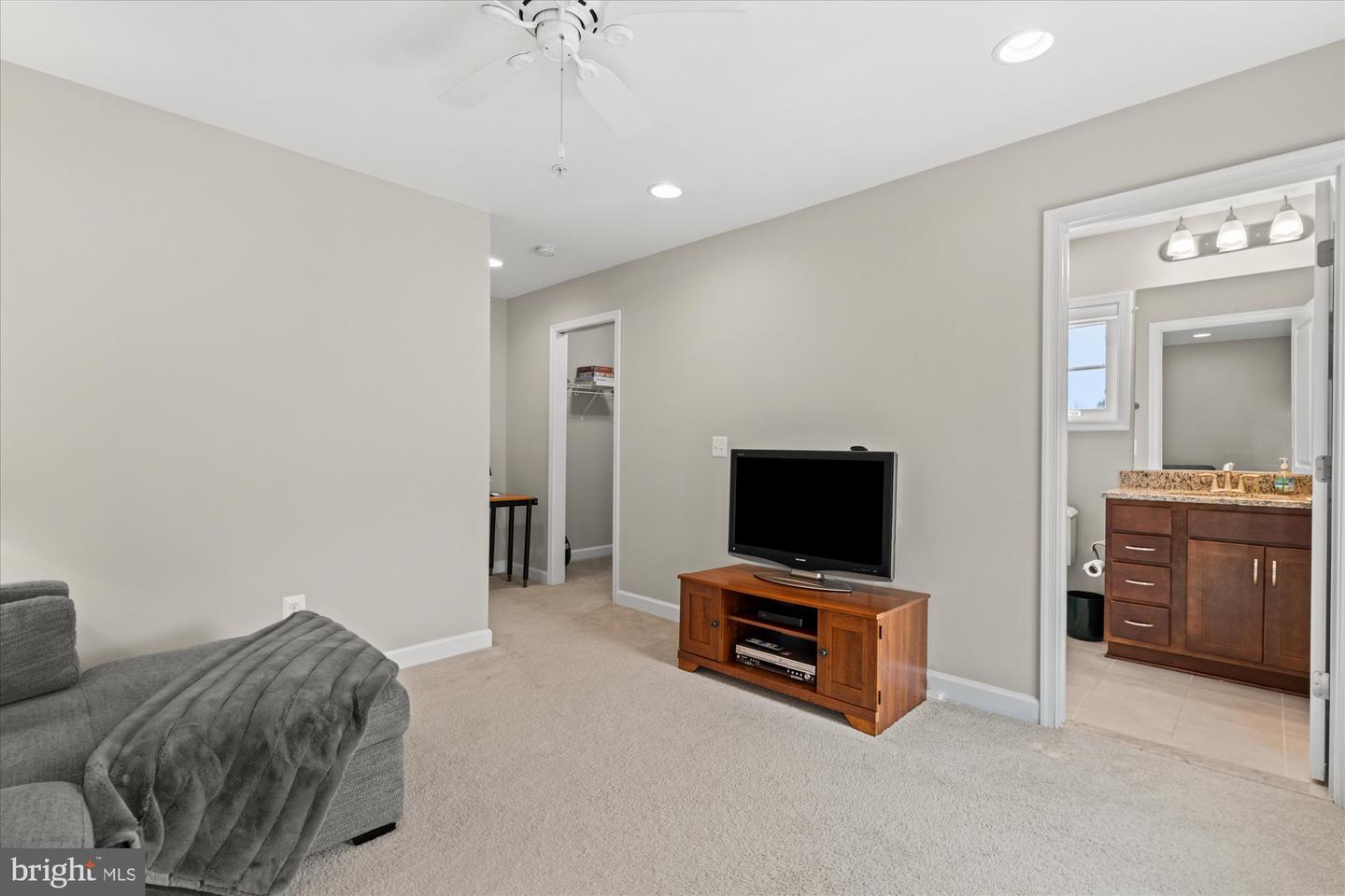 1022 RAILROAD AVE #4, FALLS CHURCH, Virginia 22046, 2 Bedrooms Bedrooms, ,2 BathroomsBathrooms,Residential,For sale,1022 RAILROAD AVE #4,VAFA2003466 MLS # VAFA2003466