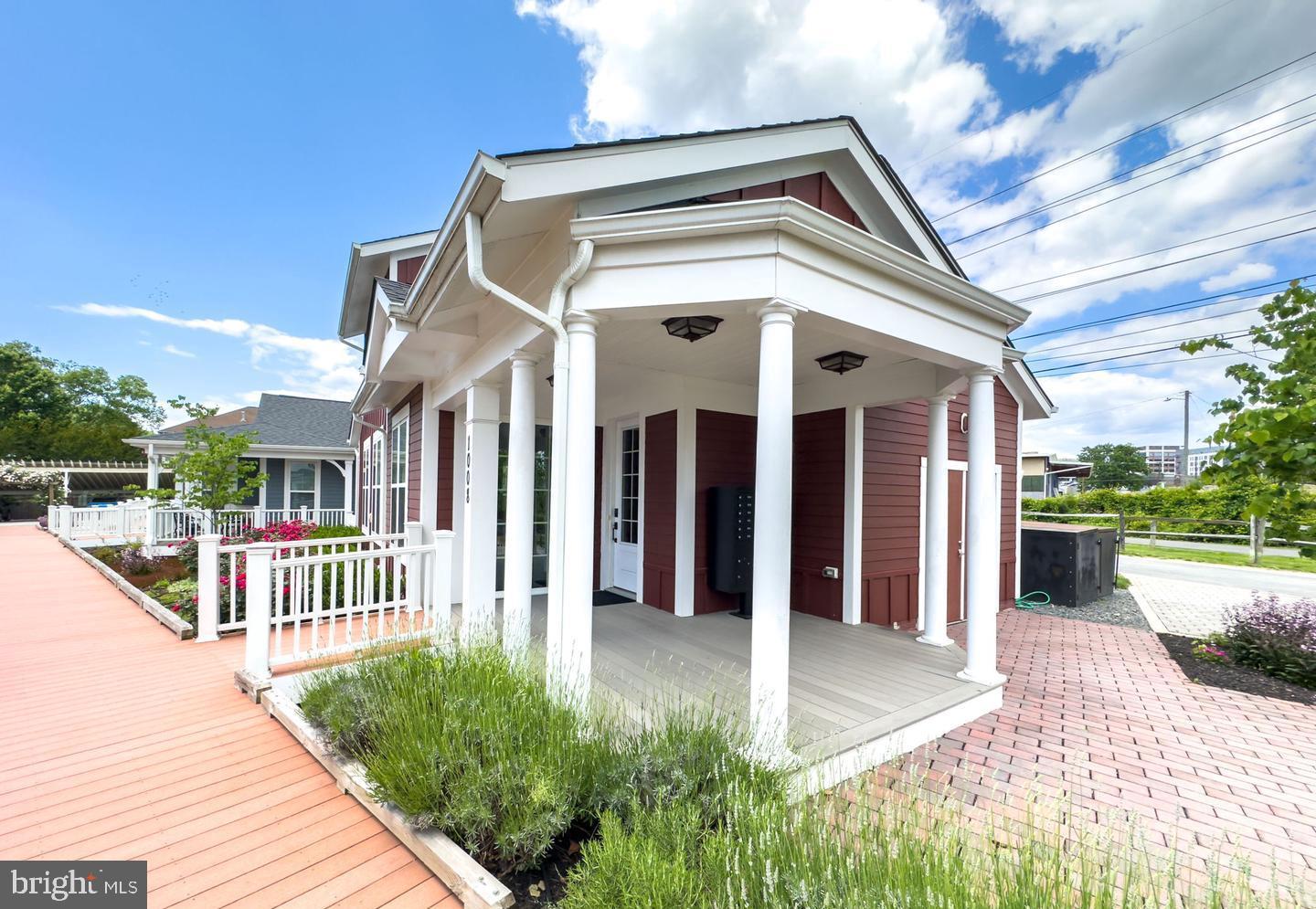 1022 RAILROAD AVE #4, FALLS CHURCH, Virginia 22046, 2 Bedrooms Bedrooms, ,2 BathroomsBathrooms,Residential,For sale,1022 RAILROAD AVE #4,VAFA2003466 MLS # VAFA2003466