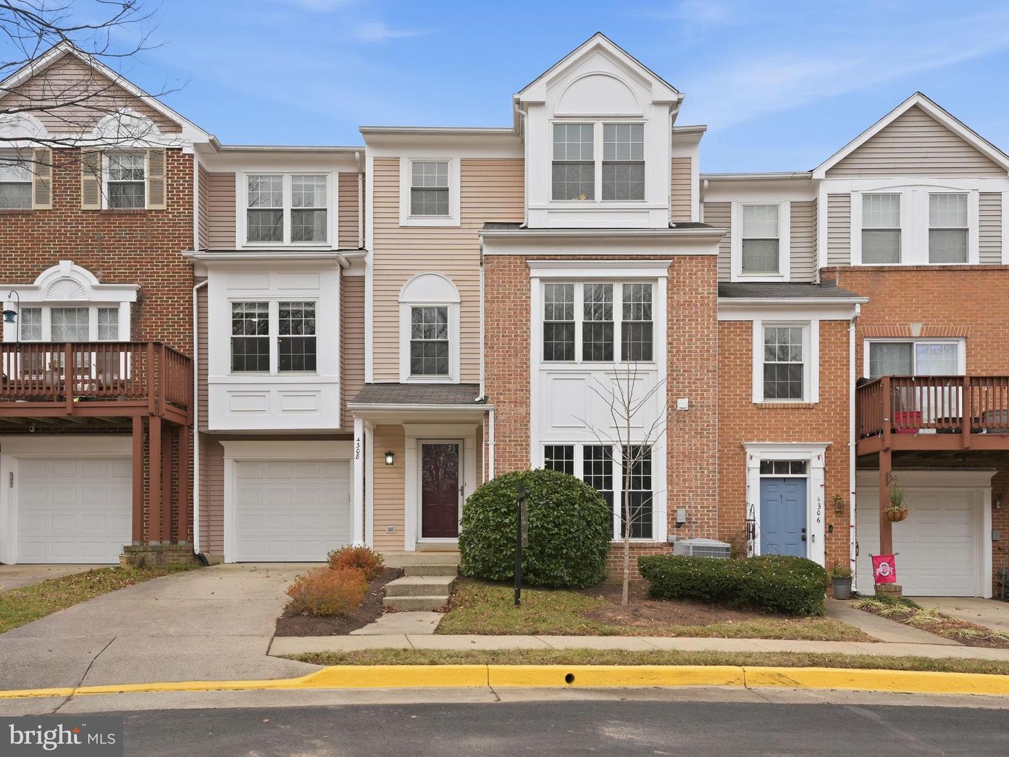 4308 HACKNEY COACH LN #127, FAIRFAX, Virginia 22030, 3 Bedrooms Bedrooms, 9 Rooms Rooms,2 BathroomsBathrooms,Residential,For sale,4308 HACKNEY COACH LN #127,VAFX2282322 MLS # VAFX2282322