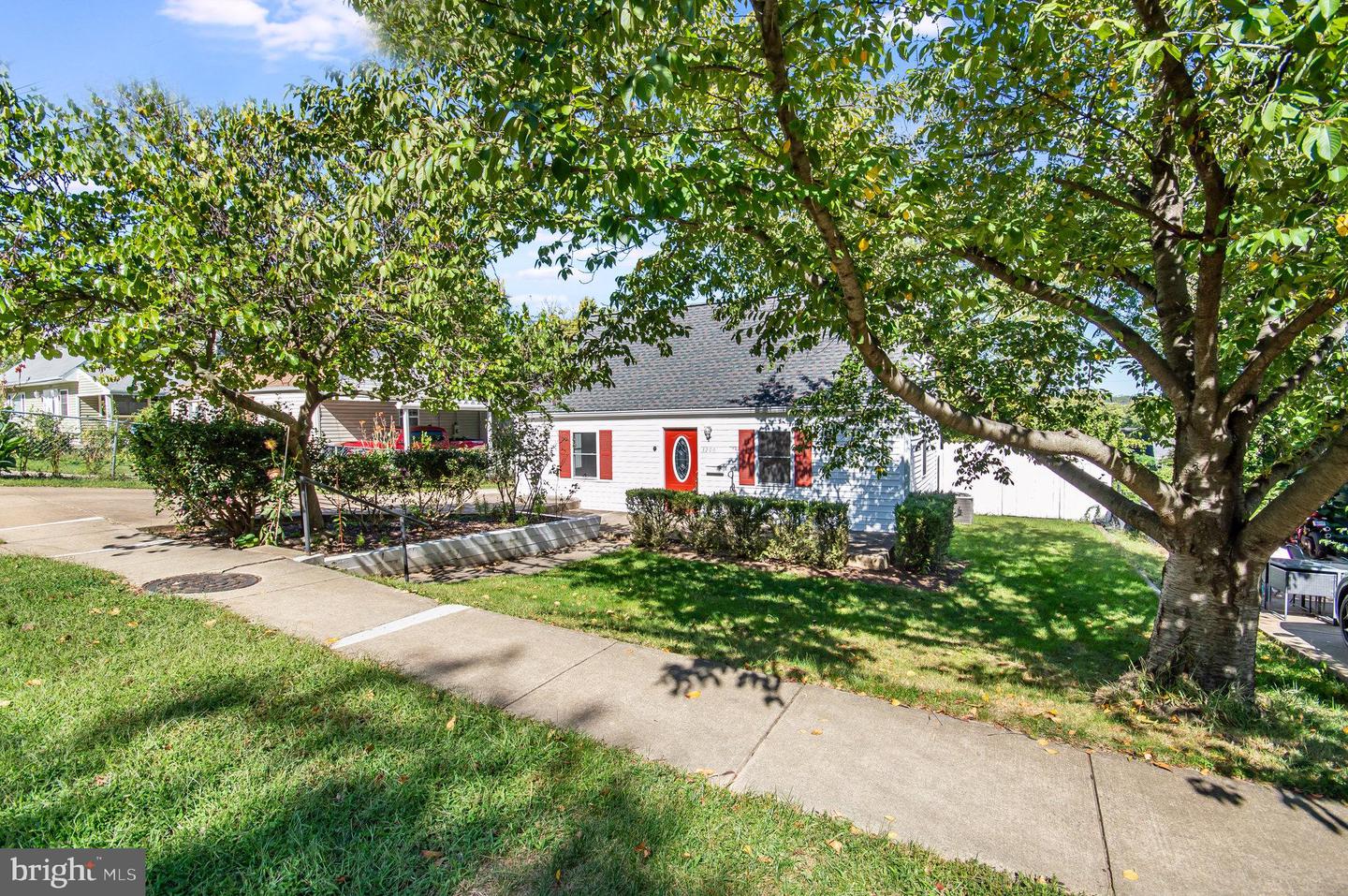 3206 BURGUNDY RD, ALEXANDRIA, Virginia 22303, 5 Bedrooms Bedrooms, ,2 BathroomsBathrooms,Residential,For sale,3206 BURGUNDY RD,VAFX2282386 MLS # VAFX2282386