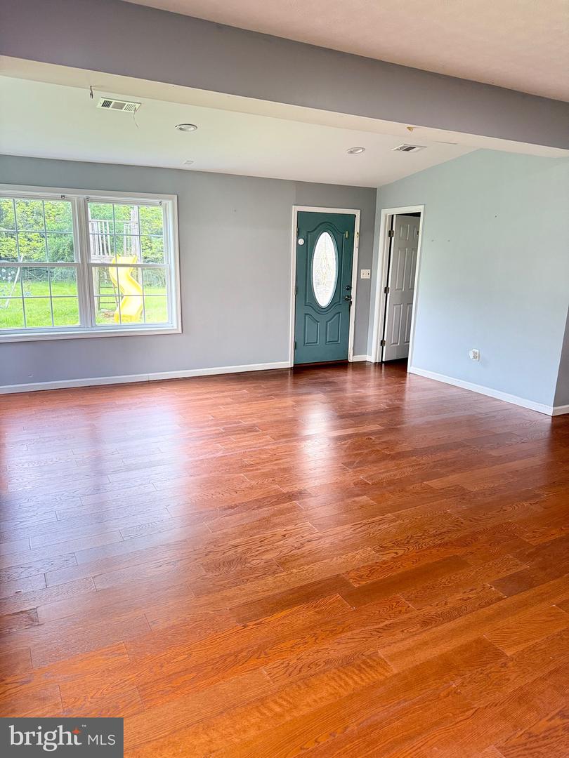 7421 LAKE DR, MANASSAS, Virginia 20111, 3 Bedrooms Bedrooms, ,1 BathroomBathrooms,Residential,For sale,7421 LAKE DR,VAPW2109270 MLS # VAPW2109270