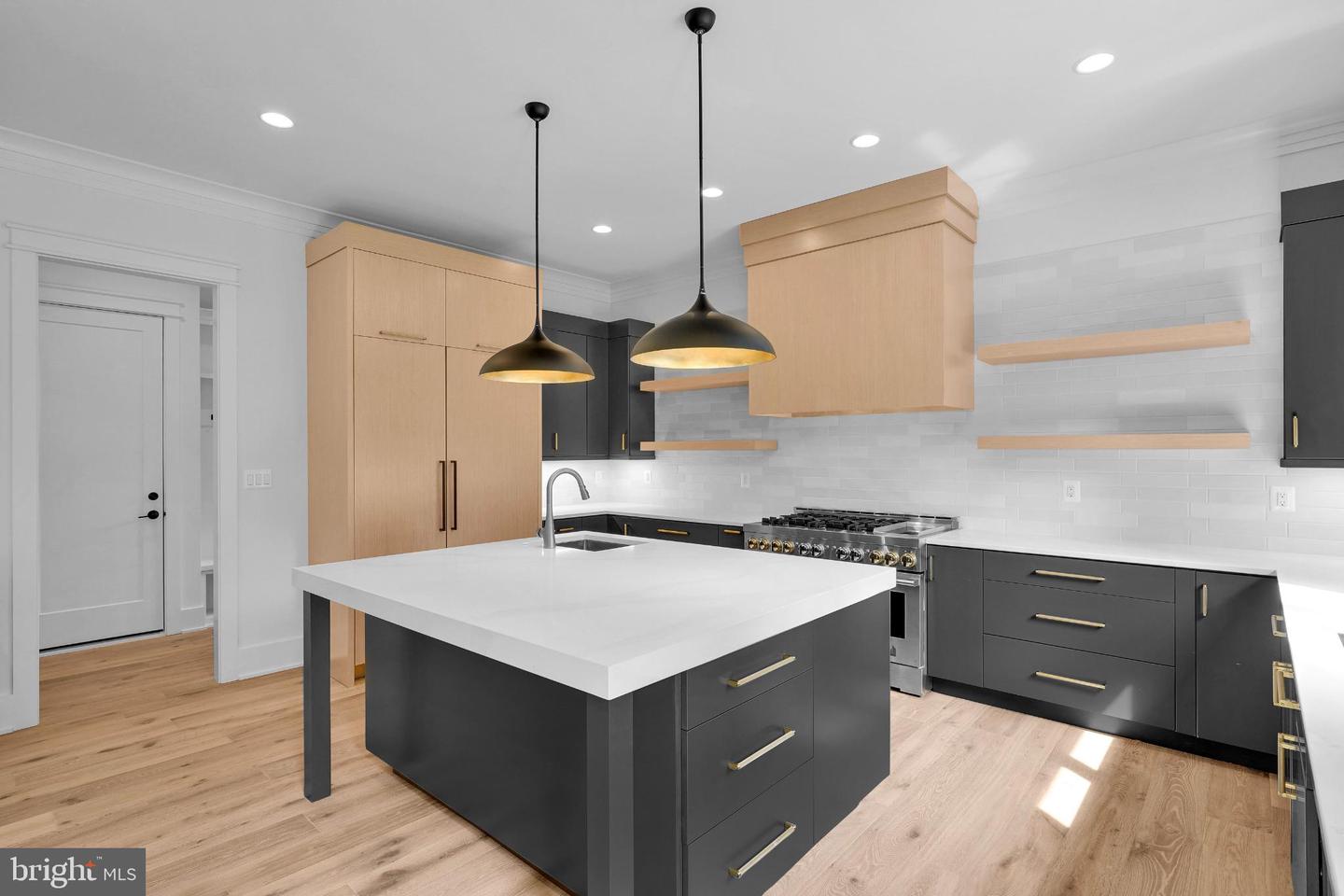 VIENNA, Virginia 22180, 6 Bedrooms Bedrooms, 25 Rooms Rooms,6 BathroomsBathrooms,Residential,For sale,VAFX2261766 MLS # VAFX2261766