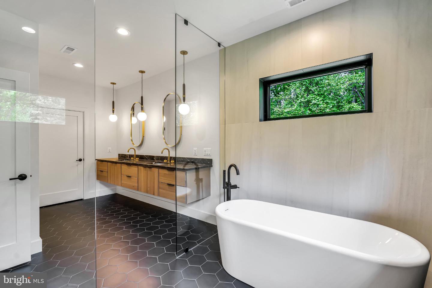 VIENNA, Virginia 22180, 6 Bedrooms Bedrooms, 25 Rooms Rooms,6 BathroomsBathrooms,Residential,For sale,VAFX2261766 MLS # VAFX2261766