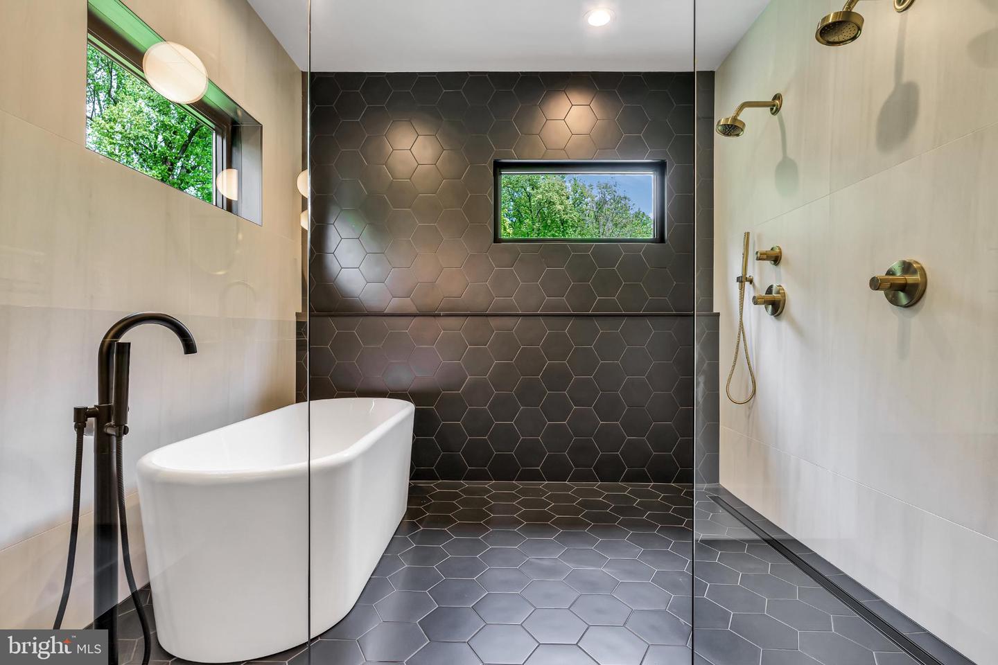 VIENNA, Virginia 22180, 6 Bedrooms Bedrooms, 25 Rooms Rooms,6 BathroomsBathrooms,Residential,For sale,VAFX2261766 MLS # VAFX2261766