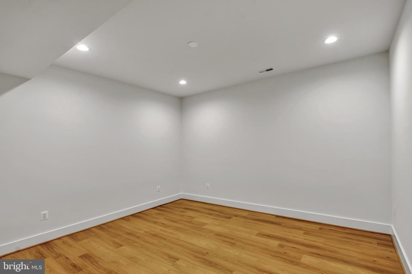 VIENNA, Virginia 22180, 6 Bedrooms Bedrooms, 25 Rooms Rooms,6 BathroomsBathrooms,Residential,For sale,VAFX2261766 MLS # VAFX2261766