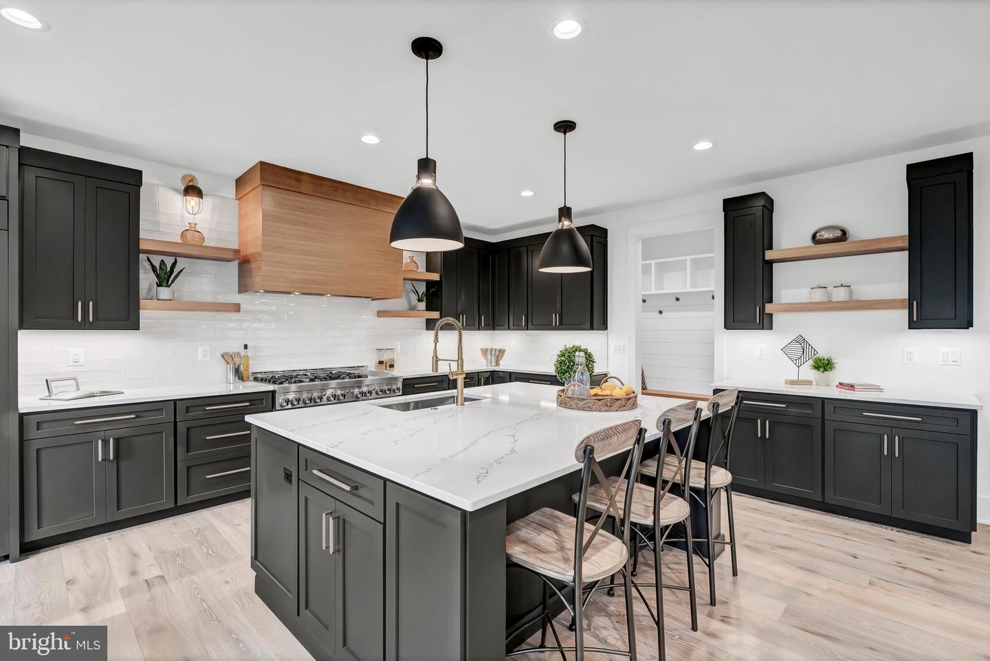 900 CAROLE CT SE, VIENNA, Virginia 22180, 6 Bedrooms Bedrooms, 22 Rooms Rooms,6 BathroomsBathrooms,Residential,For sale,900 CAROLE CT SE,VAFX2282006 MLS # VAFX2282006