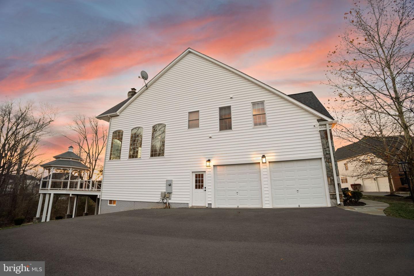 25729 SUMMERBANK CT, CHANTILLY, Virginia 20152, 4 Bedrooms Bedrooms, ,4 BathroomsBathrooms,Residential,For sale,25729 SUMMERBANK CT,VALO2112160 MLS # VALO2112160