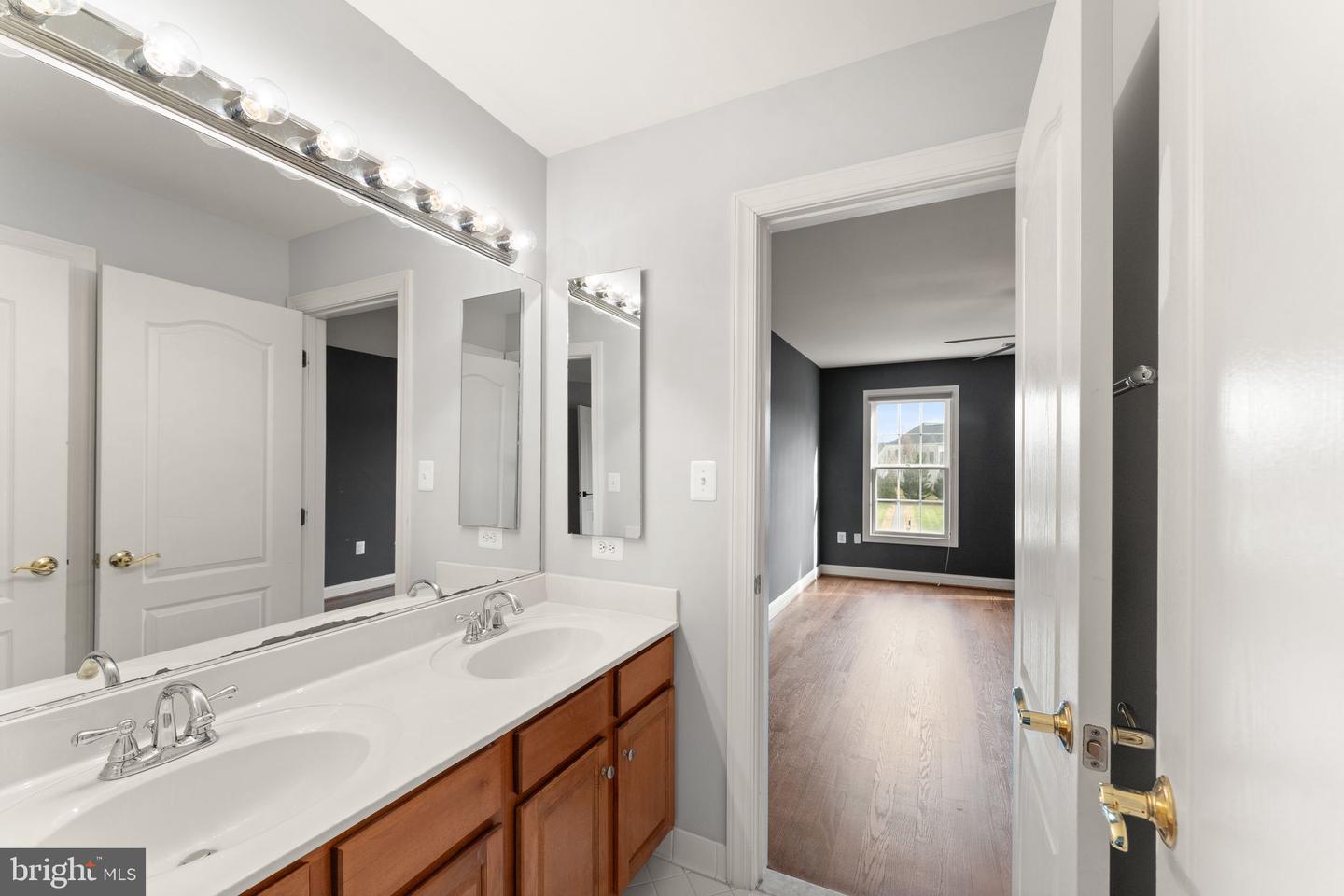 25729 SUMMERBANK CT, CHANTILLY, Virginia 20152, 4 Bedrooms Bedrooms, ,4 BathroomsBathrooms,Residential,For sale,25729 SUMMERBANK CT,VALO2112160 MLS # VALO2112160