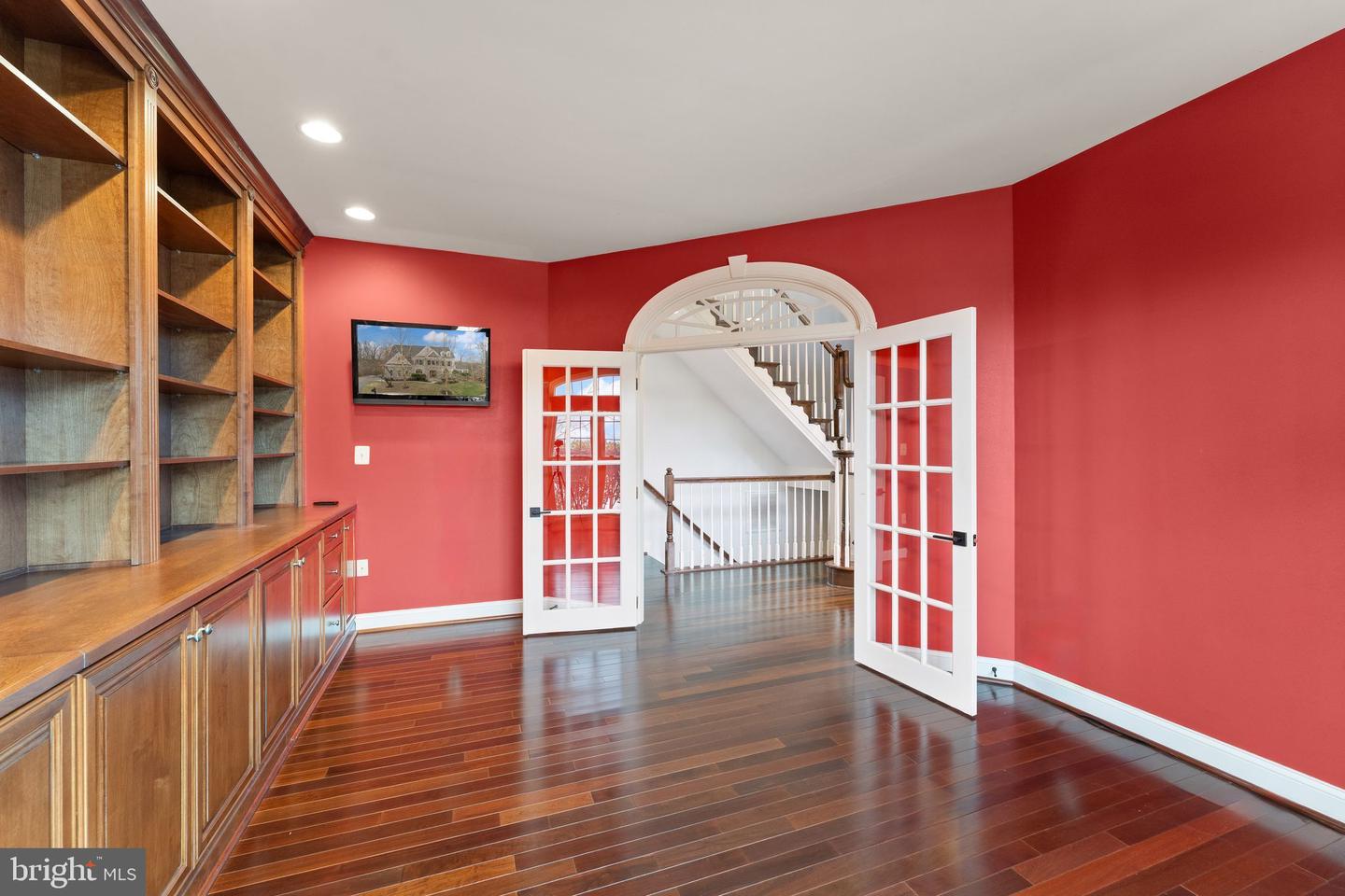 25729 SUMMERBANK CT, CHANTILLY, Virginia 20152, 4 Bedrooms Bedrooms, ,4 BathroomsBathrooms,Residential,For sale,25729 SUMMERBANK CT,VALO2112160 MLS # VALO2112160