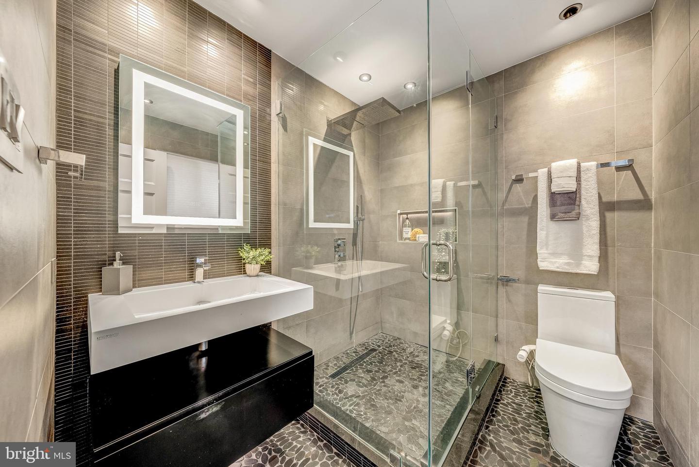 1717 VALLEY AVE, MCLEAN, Virginia 22101, 5 Bedrooms Bedrooms, ,3 BathroomsBathrooms,Residential,For sale,1717 VALLEY AVE,VAFX2282344 MLS # VAFX2282344