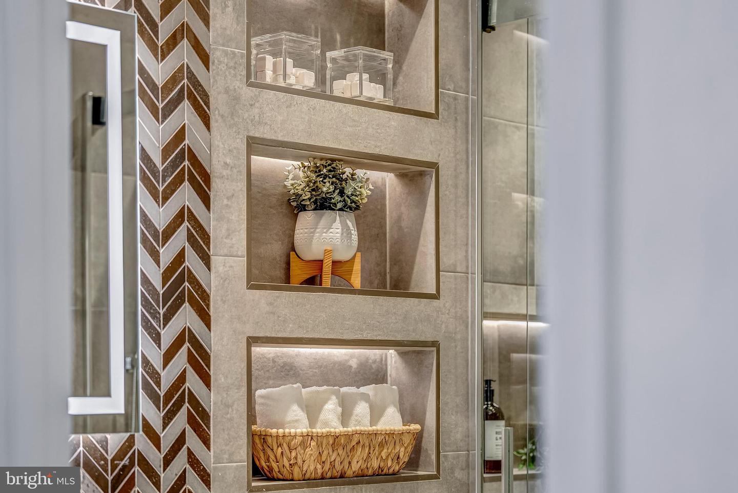 1717 VALLEY AVE, MCLEAN, Virginia 22101, 5 Bedrooms Bedrooms, ,3 BathroomsBathrooms,Residential,For sale,1717 VALLEY AVE,VAFX2282344 MLS # VAFX2282344