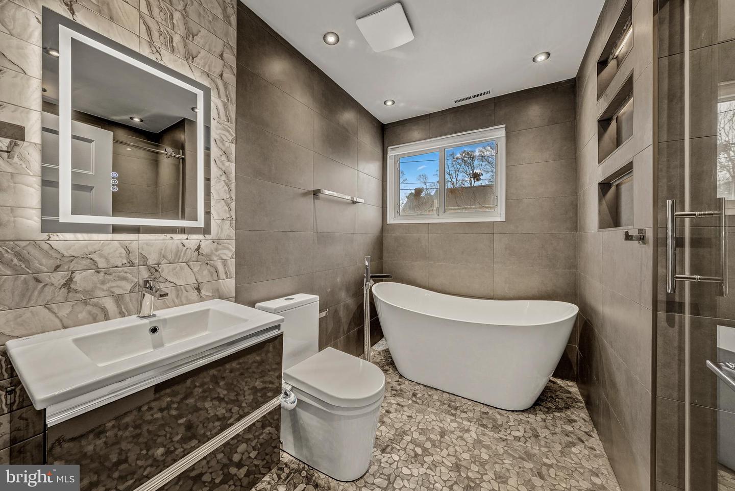 1717 VALLEY AVE, MCLEAN, Virginia 22101, 5 Bedrooms Bedrooms, ,3 BathroomsBathrooms,Residential,For sale,1717 VALLEY AVE,VAFX2282344 MLS # VAFX2282344