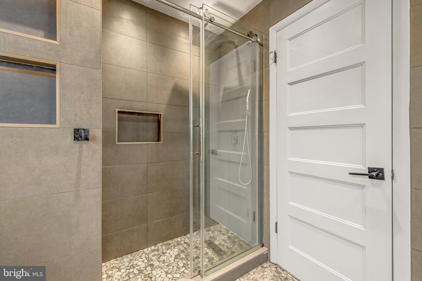 1717 VALLEY AVE, MCLEAN, Virginia 22101, 5 Bedrooms Bedrooms, ,3 BathroomsBathrooms,Residential,For sale,1717 VALLEY AVE,VAFX2282344 MLS # VAFX2282344