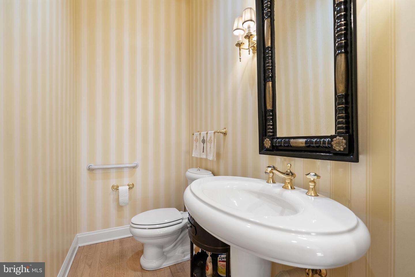 7440 OLD MAPLE SQ, MCLEAN, Virginia 22102, 5 Bedrooms Bedrooms, ,4 BathroomsBathrooms,Residential,For sale,7440 OLD MAPLE SQ,VAFX2282872 MLS # VAFX2282872