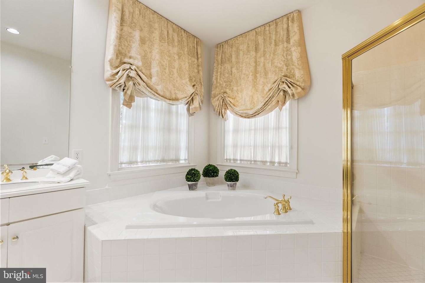 7440 OLD MAPLE SQ, MCLEAN, Virginia 22102, 5 Bedrooms Bedrooms, ,4 BathroomsBathrooms,Residential,For sale,7440 OLD MAPLE SQ,VAFX2282872 MLS # VAFX2282872