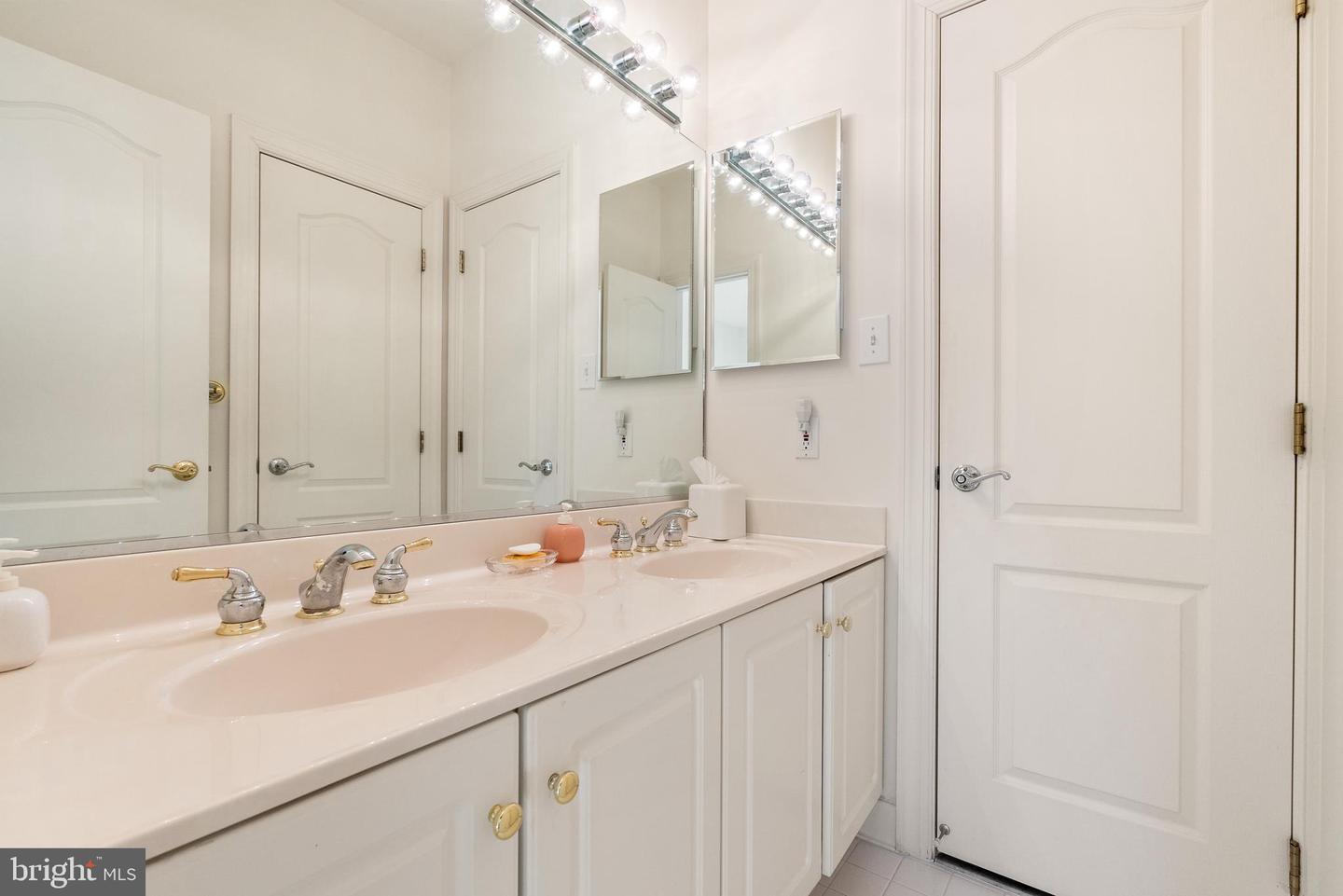 7440 OLD MAPLE SQ, MCLEAN, Virginia 22102, 5 Bedrooms Bedrooms, ,4 BathroomsBathrooms,Residential,For sale,7440 OLD MAPLE SQ,VAFX2282872 MLS # VAFX2282872