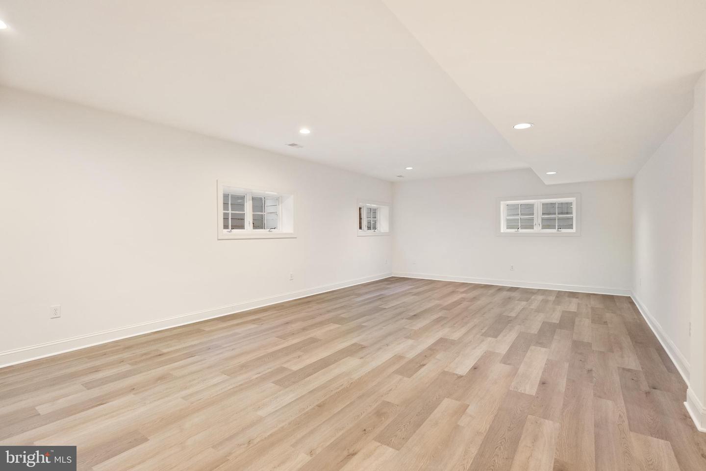 7440 OLD MAPLE SQ, MCLEAN, Virginia 22102, 5 Bedrooms Bedrooms, ,4 BathroomsBathrooms,Residential,For sale,7440 OLD MAPLE SQ,VAFX2282872 MLS # VAFX2282872