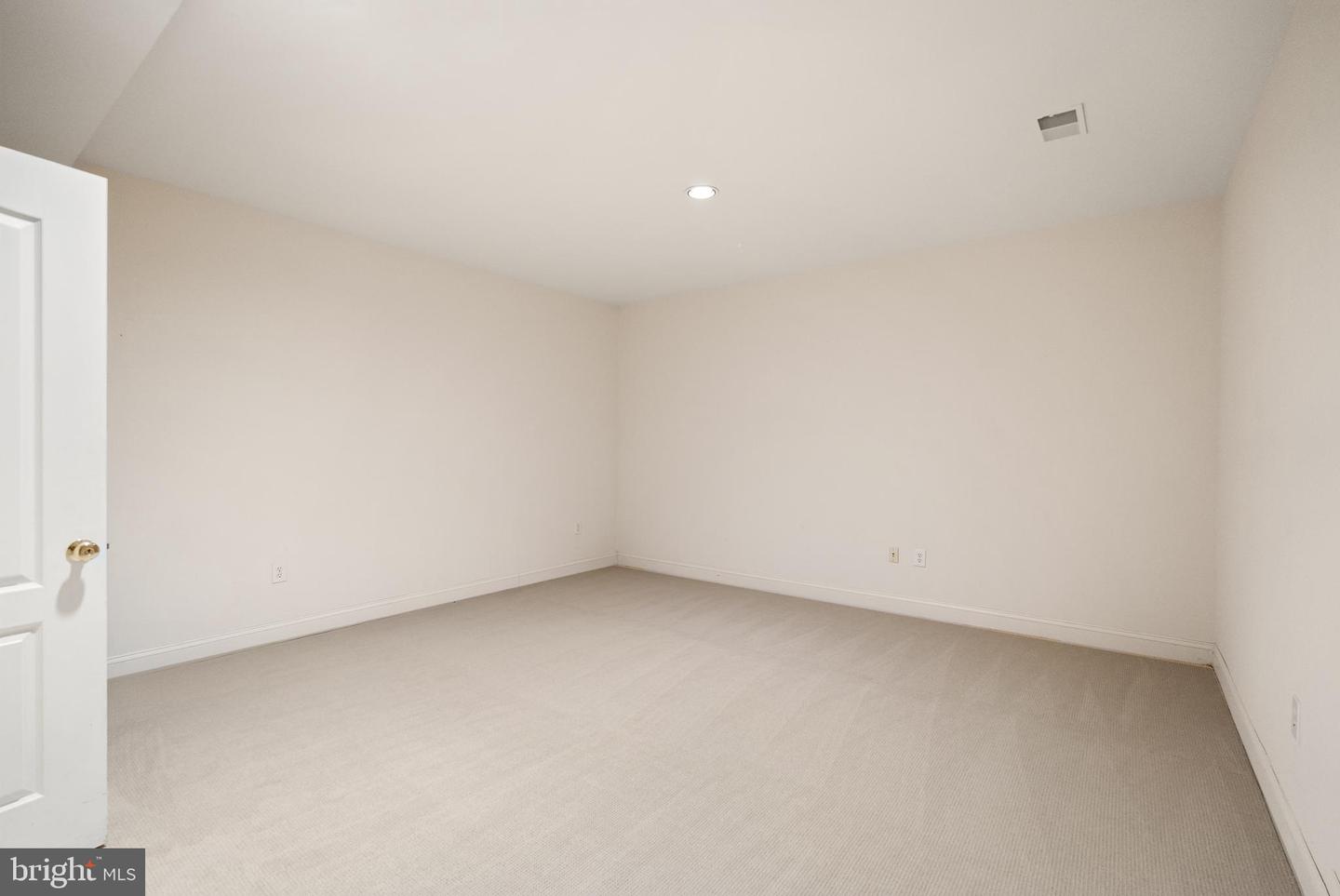 7440 OLD MAPLE SQ, MCLEAN, Virginia 22102, 5 Bedrooms Bedrooms, ,4 BathroomsBathrooms,Residential,For sale,7440 OLD MAPLE SQ,VAFX2282872 MLS # VAFX2282872