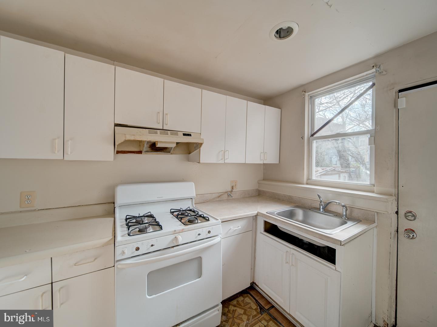 1709 L ST NE, WASHINGTON, District Of Columbia 20002, 2 Bedrooms Bedrooms, ,1 BathroomBathrooms,Residential,For sale,1709 L ST NE,DCDC2235206 MLS # DCDC2235206