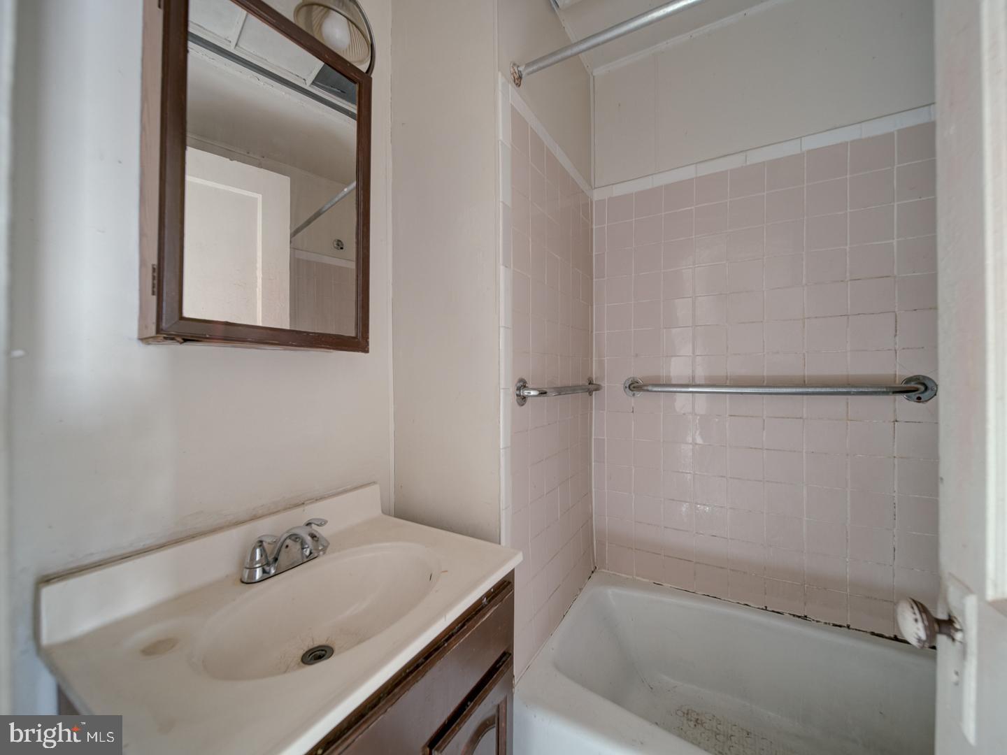 1709 L ST NE, WASHINGTON, District Of Columbia 20002, 2 Bedrooms Bedrooms, ,1 BathroomBathrooms,Residential,For sale,1709 L ST NE,DCDC2235206 MLS # DCDC2235206
