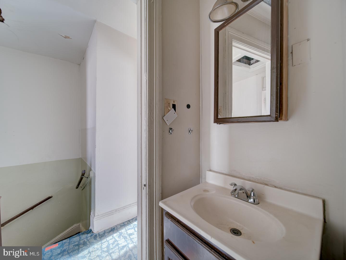 1709 L ST NE, WASHINGTON, District Of Columbia 20002, 2 Bedrooms Bedrooms, ,1 BathroomBathrooms,Residential,For sale,1709 L ST NE,DCDC2235206 MLS # DCDC2235206