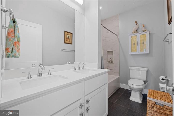 833 19TH ST NE #3, WASHINGTON, District Of Columbia 20002, 2 Bedrooms Bedrooms, 3 Rooms Rooms,1 BathroomBathrooms,Residential,For sale,833 19TH ST NE #3,DCDC2235434 MLS # DCDC2235434