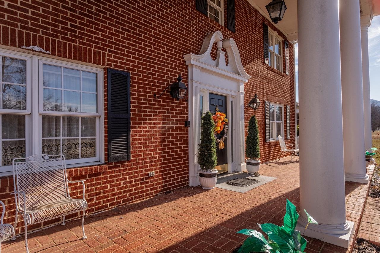 8217 SOUTH EAST SIDE HWY, ELKTON, Virginia 22827, 5 Bedrooms Bedrooms, ,4 BathroomsBathrooms,Residential,8217 SOUTH EAST SIDE HWY,671949 MLS # 671949