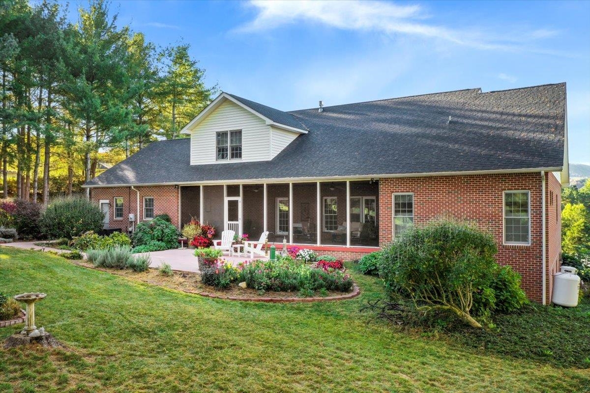 40 BIRDSONG LN, EDINBURG, Virginia 22824, 4 Bedrooms Bedrooms, ,3 BathroomsBathrooms,Residential,40 BIRDSONG LN,671950 MLS # 671950