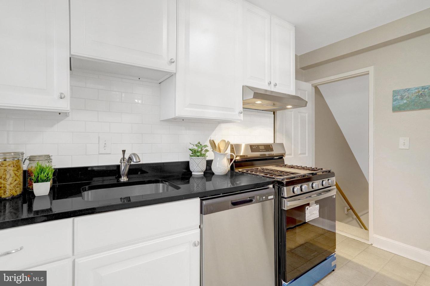 6514 10TH ST, ALEXANDRIA, Virginia 22307, 2 Bedrooms Bedrooms, ,1 BathroomBathrooms,Residential,For sale,6514 10TH ST,VAFX2281006 MLS # VAFX2281006