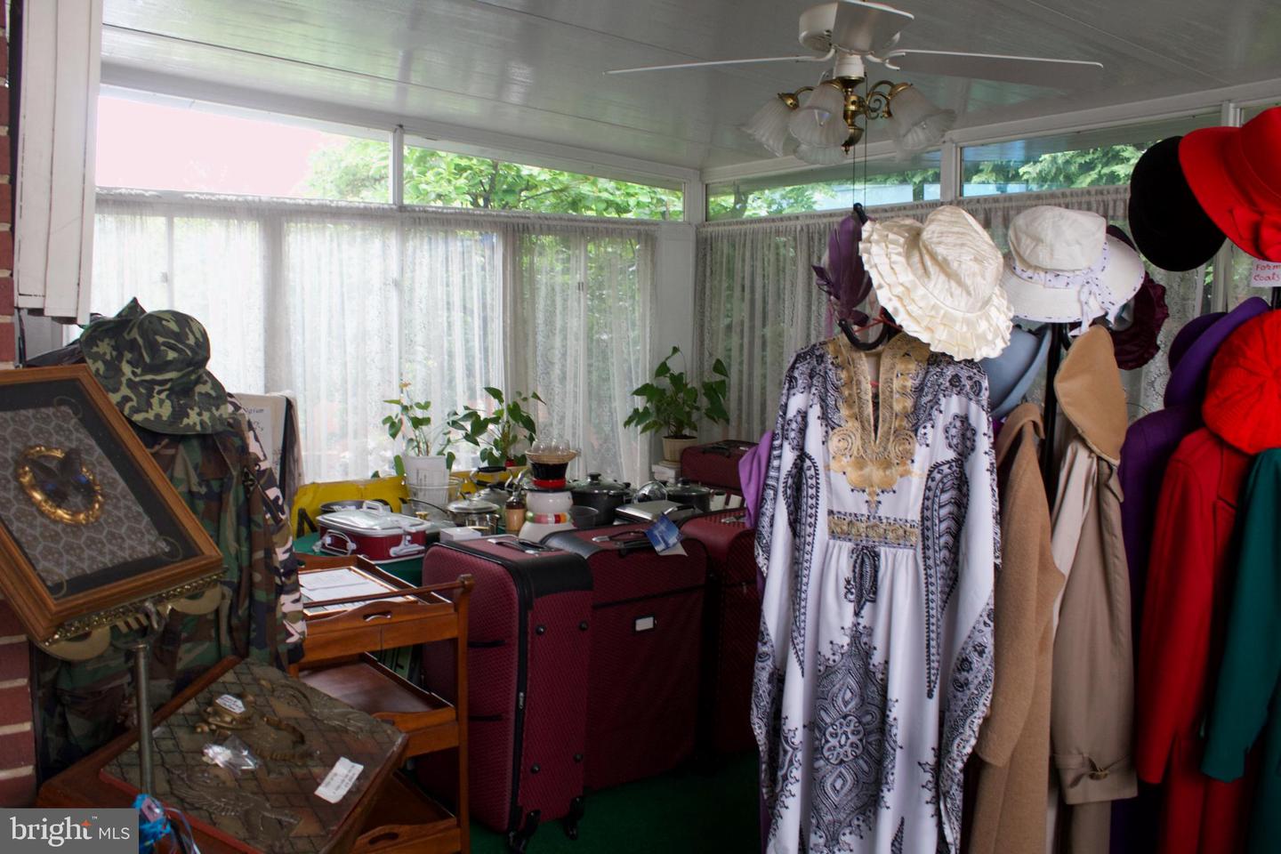 526 S CARLIN SPRINGS RD, ARLINGTON, Virginia 22204, 4 Bedrooms Bedrooms, 7 Rooms Rooms,2 BathroomsBathrooms,Residential,For sale,526 S CARLIN SPRINGS RD,VAAR2066740 MLS # VAAR2066740