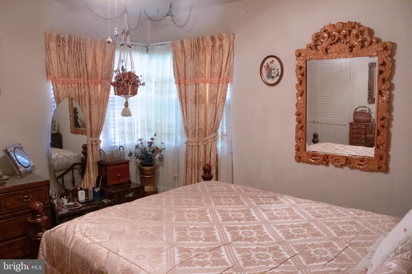 526 S CARLIN SPRINGS RD, ARLINGTON, Virginia 22204, 4 Bedrooms Bedrooms, 7 Rooms Rooms,2 BathroomsBathrooms,Residential,For sale,526 S CARLIN SPRINGS RD,VAAR2066740 MLS # VAAR2066740