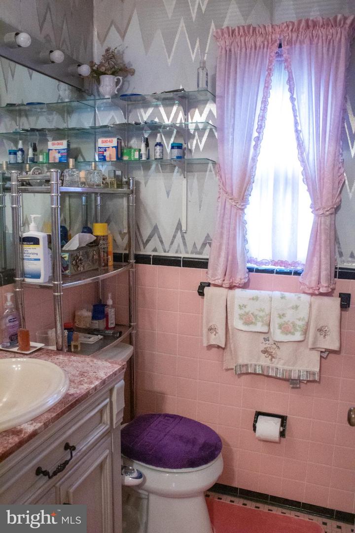 526 S CARLIN SPRINGS RD, ARLINGTON, Virginia 22204, 4 Bedrooms Bedrooms, 7 Rooms Rooms,2 BathroomsBathrooms,Residential,For sale,526 S CARLIN SPRINGS RD,VAAR2066740 MLS # VAAR2066740