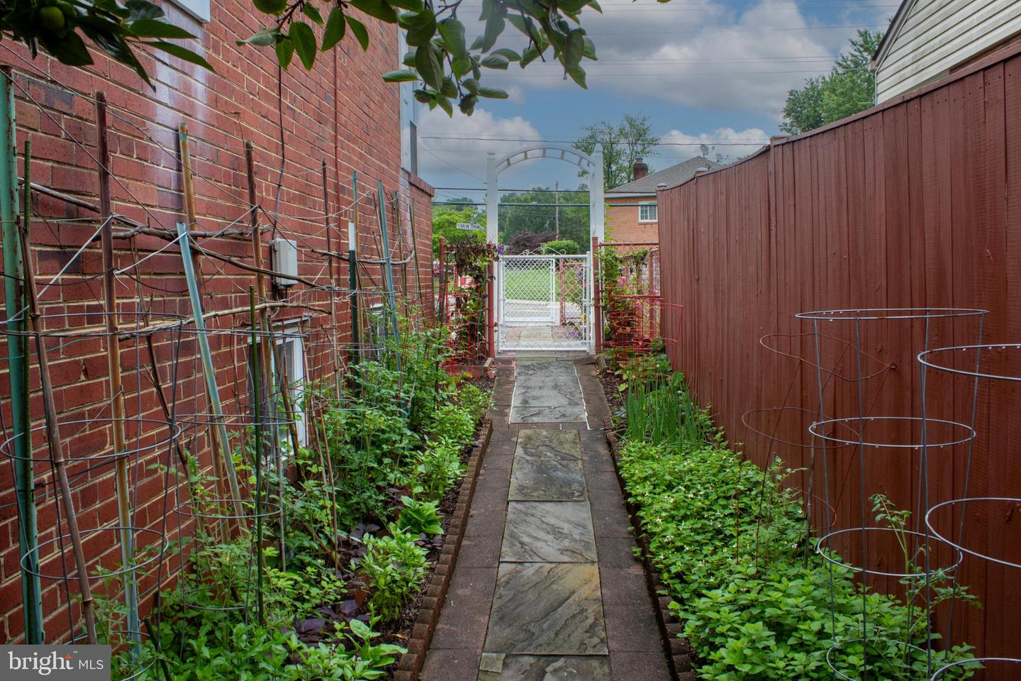 526 S CARLIN SPRINGS RD, ARLINGTON, Virginia 22204, 4 Bedrooms Bedrooms, 7 Rooms Rooms,2 BathroomsBathrooms,Residential,For sale,526 S CARLIN SPRINGS RD,VAAR2066740 MLS # VAAR2066740