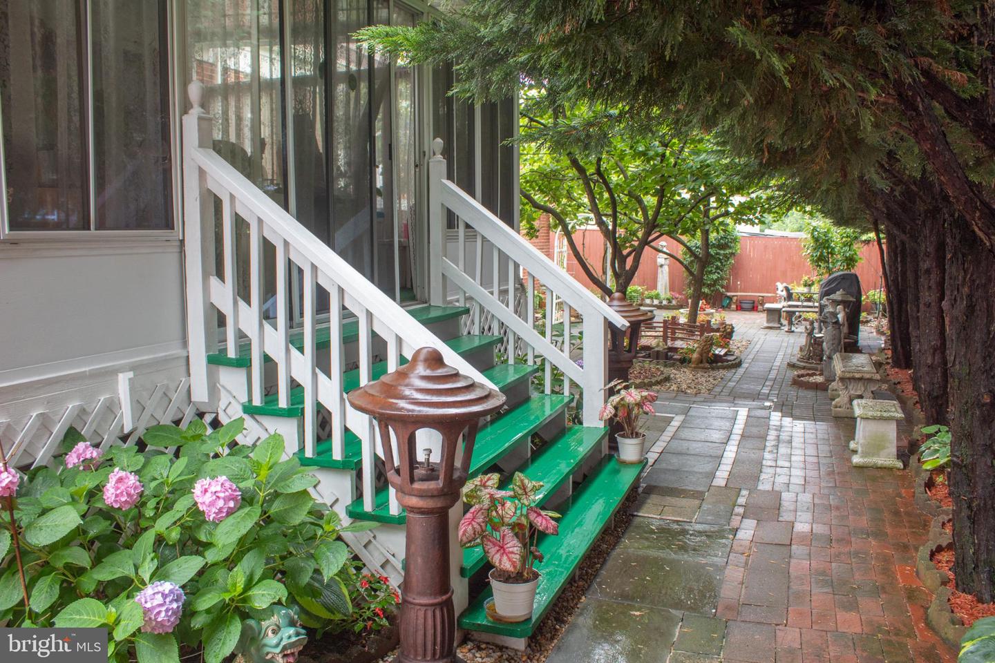 526 S CARLIN SPRINGS RD, ARLINGTON, Virginia 22204, 4 Bedrooms Bedrooms, 7 Rooms Rooms,2 BathroomsBathrooms,Residential,For sale,526 S CARLIN SPRINGS RD,VAAR2066740 MLS # VAAR2066740