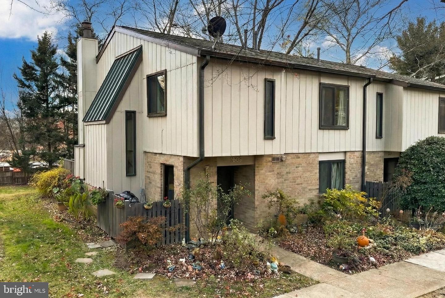 1809 IVY OAK SQ #61, RESTON, Virginia 20190, 4 Bedrooms Bedrooms, ,2 BathroomsBathrooms,Residential,For sale,1809 IVY OAK SQ #61,VAFX2277208 MLS # VAFX2277208