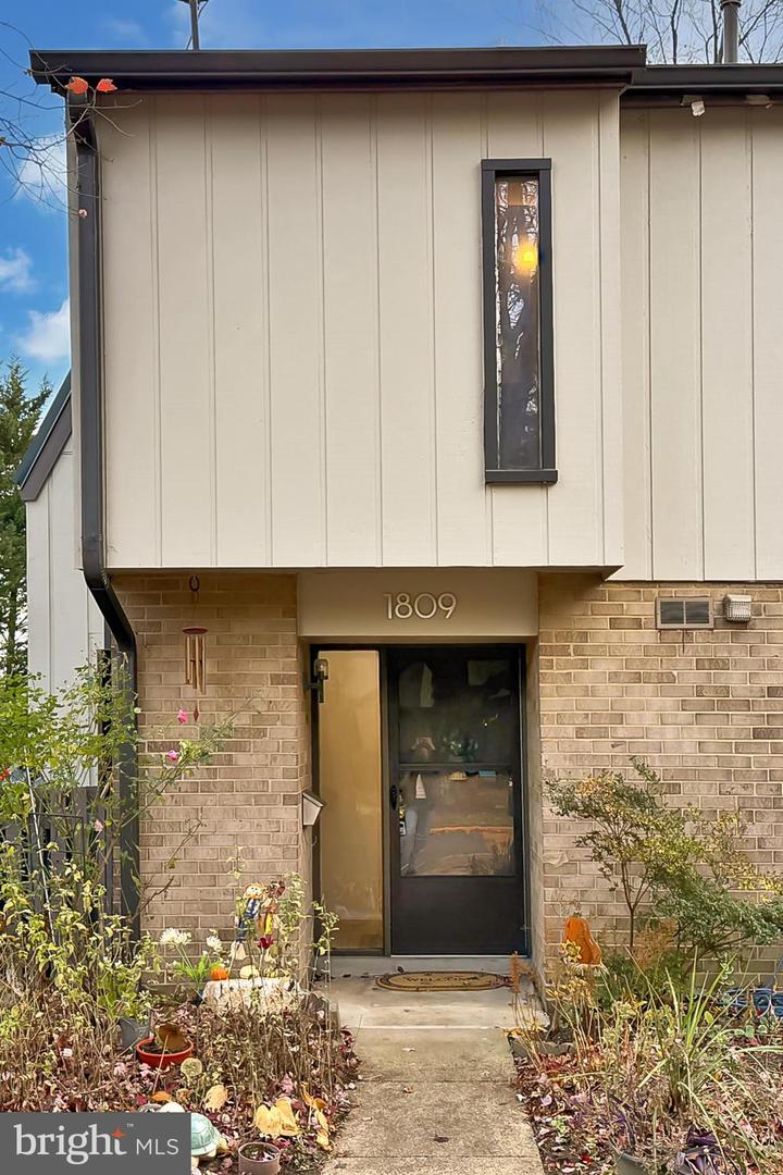 1809 IVY OAK SQ #61, RESTON, Virginia 20190, 4 Bedrooms Bedrooms, ,2 BathroomsBathrooms,Residential,For sale,1809 IVY OAK SQ #61,VAFX2277208 MLS # VAFX2277208